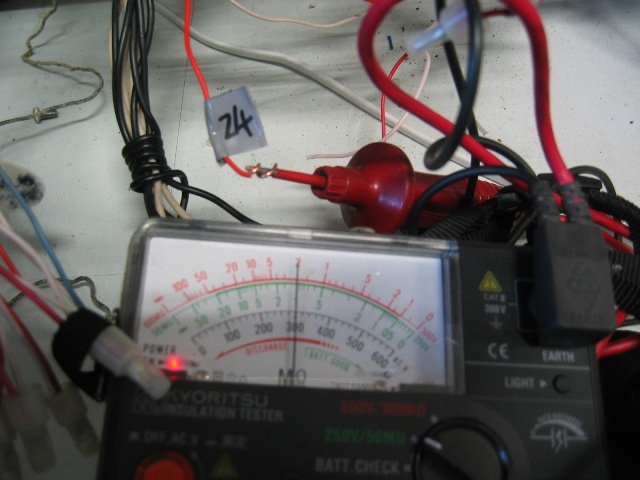 電線絶縁抵抗測定中